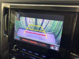 【バックカメラ】駐車時に後方がリアルタイム映像で確認できます。大型商業施設や立体駐車場での駐車時や、夜間のバック時に大活躍！運転スキルに関わらず、今や必須となった装備のひとつです！