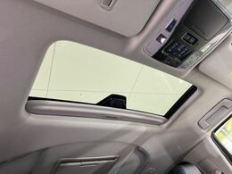 【サンルーフ】開放感たっぷりの希少装備、サンルーフが装着されています！車内に明かりを取り入れたり景色を楽しむ以外にも、車内の空気も簡単に換気できて快適です！