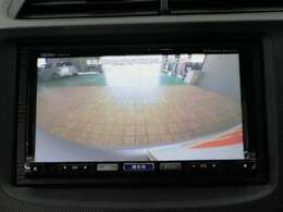 【バックカメラ】モニターに後方の映像が映つり出すので、死角の障害物の早期発見や駐車に協力してくれます。