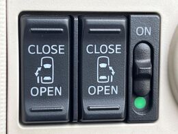 【両側パワースライドドア】スマートキーや運転席のスイッチで後席両側スライドドアの開閉が可能♪電動だから力を入れてドアを開ける必要が無く、小さなお子様でも簡単に開け閉めでき快適です♪