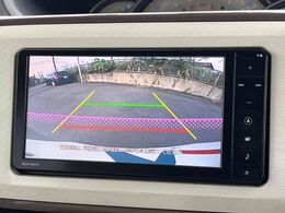 【バックカメラ】駐車時に後方がリアルタイム映像で確認できます。大型商業施設や立体駐車場での駐車時や、夜間のバック時に大活躍！運転スキルに関わらず、今や必須となった装備のひとつです！