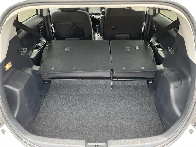 【トランク】積み込みやすくて、たっぷり積める荷室です。シートアレンジできるものは、乗車人数と荷物の量や大きさによってシートを動かすことができるので、より快適なドライブが可能です！