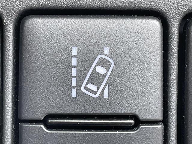 【レーンディパーチャーアラート（LDA）】クルマが車線または走路から逸脱する可能性がある場合に、ブザーまたはハンドルの振動により注意をうながします。機能には限界があるためご注意ください。
