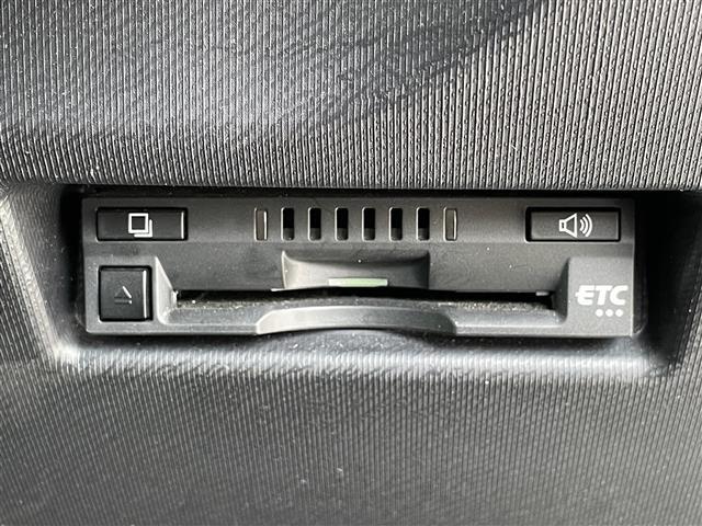 【ETC】有料道路を利用する際に料金所で停止することなく通過できる、ETC車載器（ノンストップ自動料金収受システム機器）が装備されています。セットアップを行うことで利用可能になります。