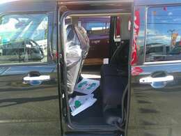 ウエルカムオープン機能付の両側電動スライドドア！