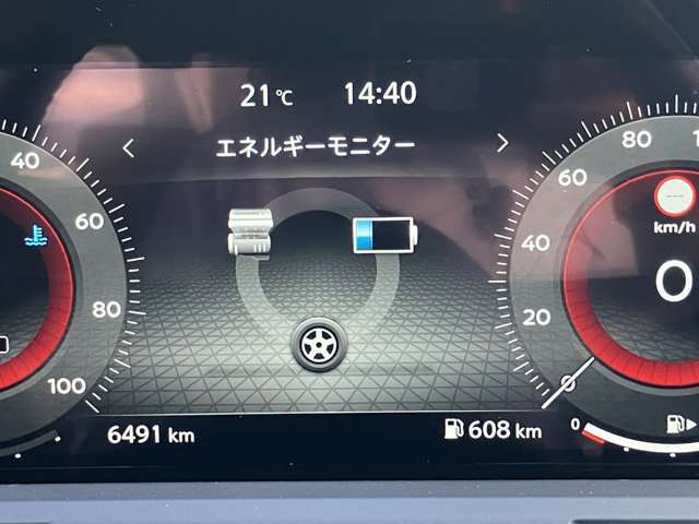 【エネルギーモニター】メーター中央部ディスプレイで車両状態の表示や、安全機能の設定・変更が行えます。