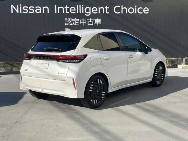 バックビュー。リヤ周りの安全を確保するソナーとカメラを装備。後部座席はプライバシーガラスとなっています。