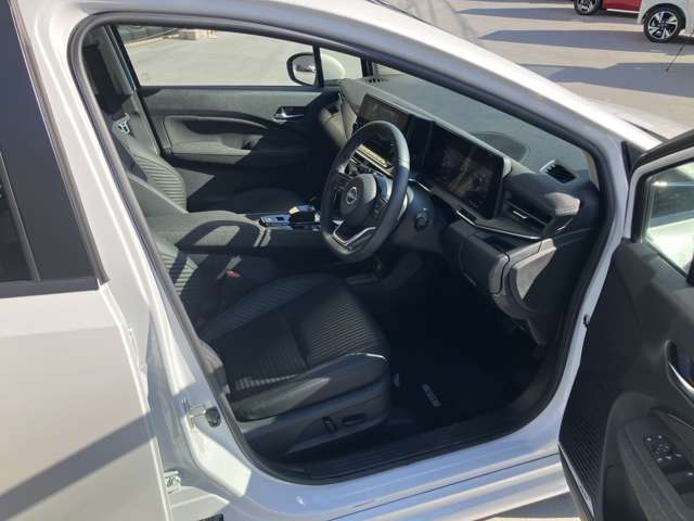 ◆前面ドア運転席◆ドアの開口が広く乗降ラクラク。シートの幅も広く運転していてもストレスを感じません。足元も広く快適なドライブを演出してくれます。