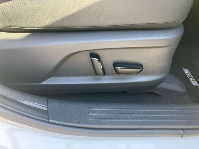 電動パワーシート。最適なシートポジションを提供し快適にドライブしてただけます。