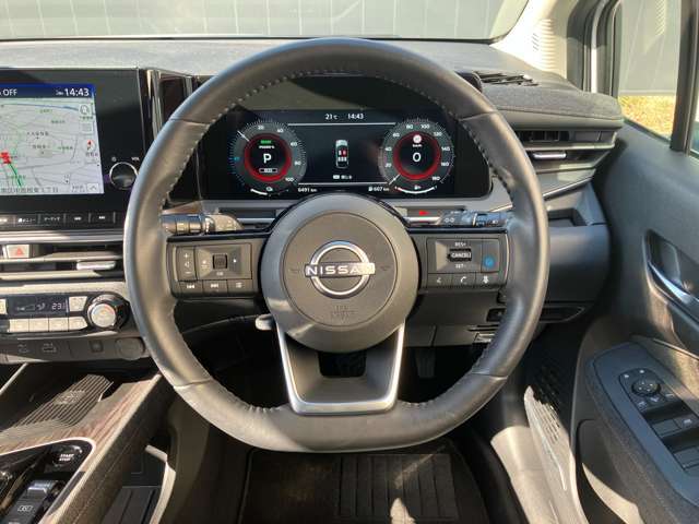 D形状のステアリング。乗降時に足が当たり難くスムーズに乗り降りできます。左側にオーディオなどを操作出来るスイッチを装備しています。