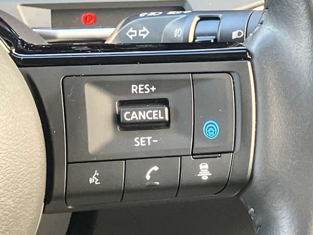 ハンドルの右側にはプロパイロットのスイッチが装備されています。高速道路で前車に追従クルーズ（アクセル・ブレーキ・ハンドル制御）ができて運転の疲れを軽減します。