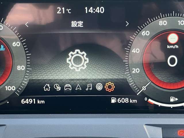 【運転支援】メーター中央部ディスプレイで車両状態の表示や、安全機能の設定・変更が行えます。