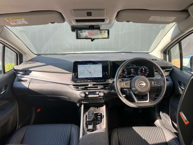 ブラック系の落ち着いた内装とウィンドガラスが大きく視認性の良いフロント周りで、運転がし易いと好評です♪