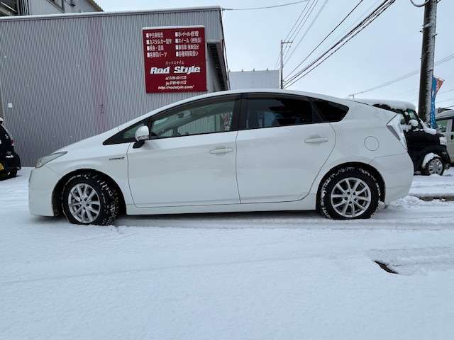 細かい傷は有りますが全体的に内外装綺麗な車両です☆パールホワイトがとても上品です！