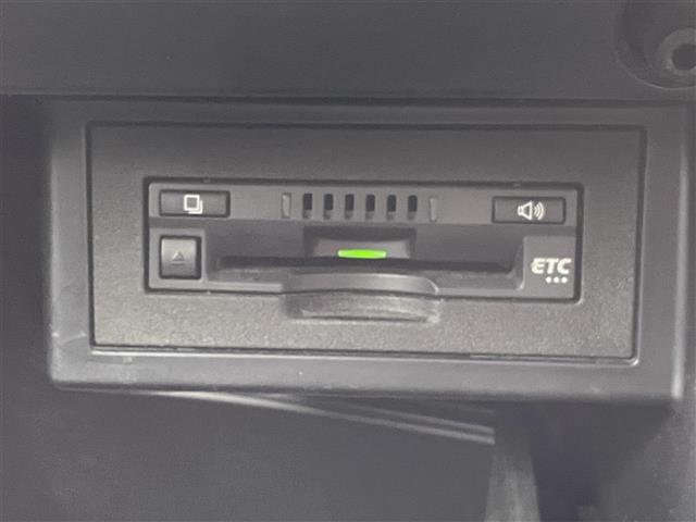 【ETC】有料道路を利用する際に料金所で停止することなく通過できる、ETC車載器（ノンストップ自動料金収受システム機器）が装備されています。セットアップを行うことで利用可能になります。