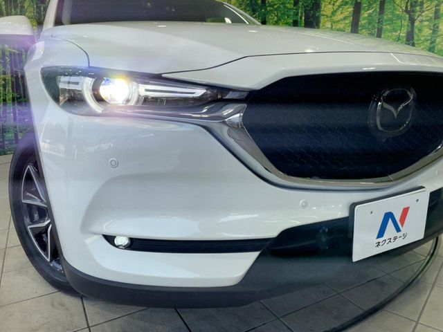 【LEDヘッドライト】悪天候や夜間走行時も良好な視界を確保し安心して運転できる高輝度LEDヘッドライトを装備！点灯速度が早く、消費電力も抑えられています。