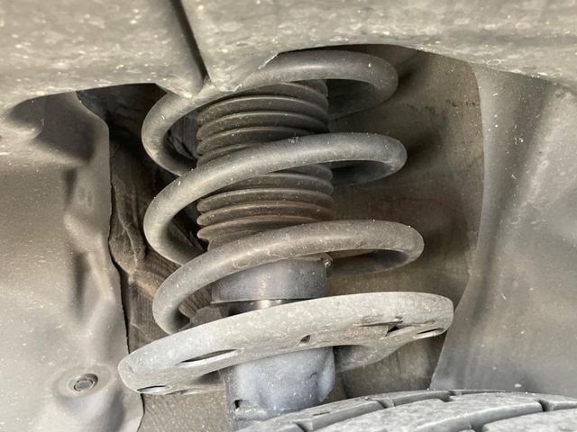 お車を安心してお乗りいただく為には、足回りの定期点検が欠かせません。サービスサポート（有償保証）では無料点検もご提供しており、安心のカーライフをお過ごしいただけるサポート体制が整っています。