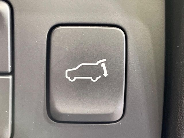 【パワーバックドア】スマートキーや運転席のボタンを押すだけでリアゲートが自動で開閉します！荷物を持っている時や、高い位置にあるバックドアを閉める際に便利な機能です♪