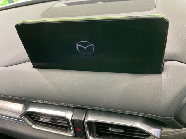 【10.25インチマツダコネクト】車内の雰囲気にマッチした大型ディスプレイ。スマホ接続でのナビ使用やBluetooth再生等、様々な機能が楽しめます。直感的なダイヤル操作が可能で、使い勝手も良好です。