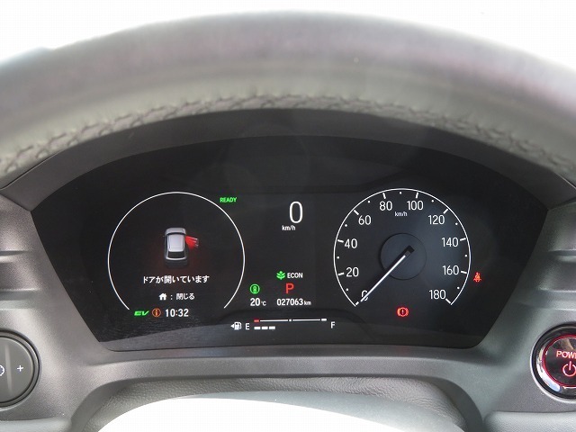 メーターも見易いレイアウトなので安心ドライブをサポートします☆