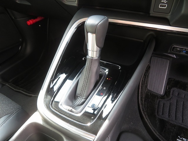 扱いやすい位置に配置されたフロアオートマチックです☆CVTを採用で滑らかでスムーズな走りが楽しめますよ♪