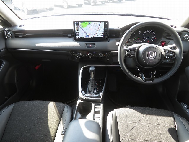 ドライバーを包み込むように、ディスプレーやスイッチ、コンソールを配置。座った瞬間から運転への期待が！空間そのものの心地よさにこだわっています。