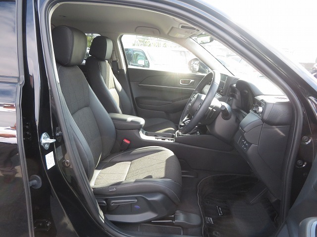 すわり心地の良い運転席・助手席です。長時間のドライブの疲れ軽減に貢献します。どうぞ快適なドライブを♪