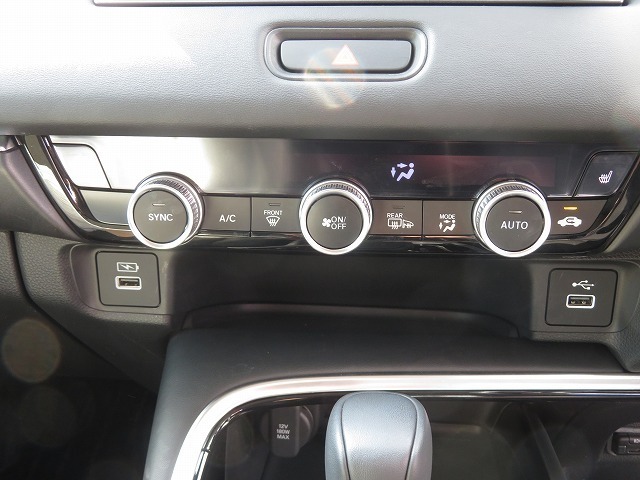 オートエアコン装備♪室内温度を設定すれば自動的に風量の調整をしてくれます♪車内をいつでも快適に保てます♪