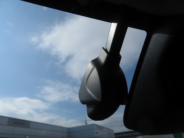 『ドライブレコーダー』を装備♪動画を残すことで万が一の事態に遭遇した時の必須アイテムです！急ブレーキ・急ハンドルが起こった際、自動で記録が上書きされずに保存され、後でPC等で確認出来ます。