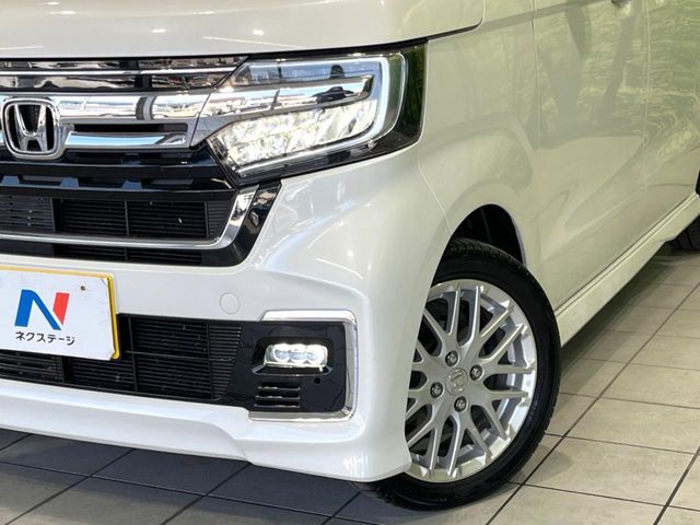 【LEDヘッドライト】悪天候や夜間走行時も良好な視界を確保し安心して運転できる高輝度LEDヘッドライトを装備！点灯速度が早く、消費電力も抑えられています。