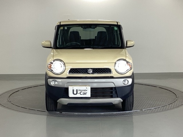 車の顔ともいえるヘッドライトは、丸目で愛嬌を感じさせるデザインです。