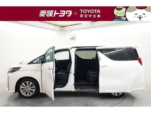 室内外はもちろん、シートを外してニオイの元となるフロアカーペットまで消臭・除菌を実施。中古車を気持ちよくお乗りいただけるクリーニングサービスです。詳細は販売店スタッフまでおたずねください。