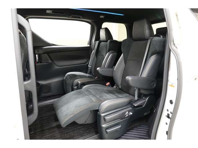 両側パワースライドドア付きだから、狭い駐車スペースなどでの 乗り降りラクラク！小さなお子さまのいるご家庭には嬉しい装備。