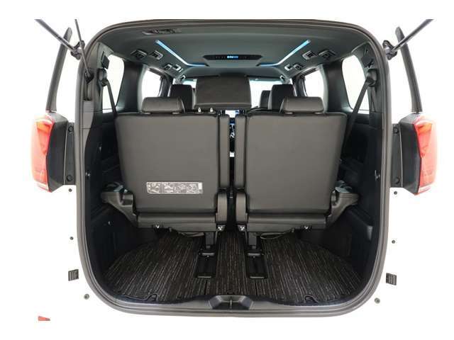 3列目シートは跳ね上げ式で折りたたみ可能です。キャンプ用品など大きな荷物もばっちり収納可能です！