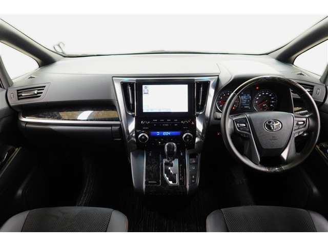 スタイリッシュなデザインのインパネ。各操作スイッチは使いやすい位置に配置されてます。