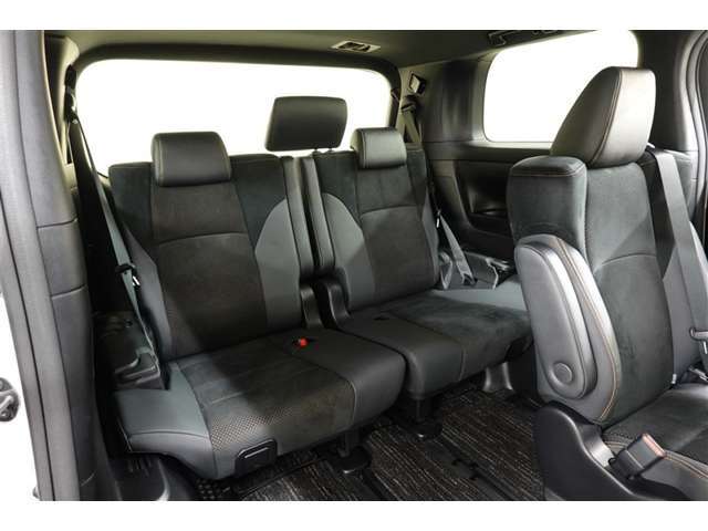 3列目シートもひろびろとしたスペースを確保しています。大人数でのお出かけもばっちりです！