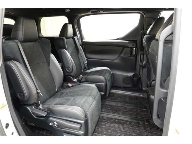 両側パワースライドドア付きだから、狭い駐車スペースなどでの 乗り降りラクラク！小さなお子さまのいるご家庭には嬉しい装備。