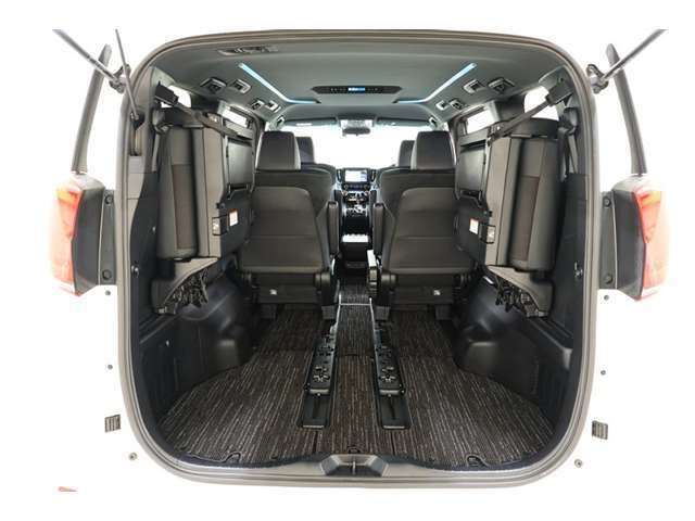 広々としたラゲージスペースを備えています。大きなものや長さのある荷物もしっかりと積み込めます。
