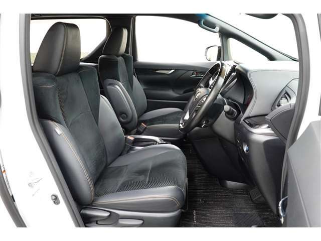 おひとり、恋人、ご友人、ご家族など、少人数でも大人数でもお出かけが楽しめます。この車で楽しいドライビングライフを送りましょう♪