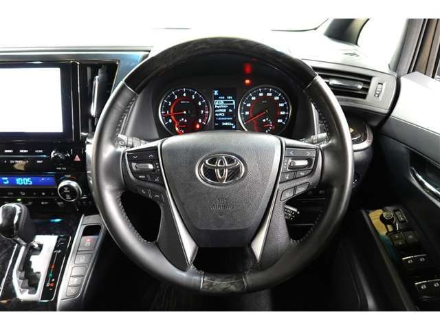 ステアリングスイッチ付き。前方から目を離すことなく操作することが可能です。