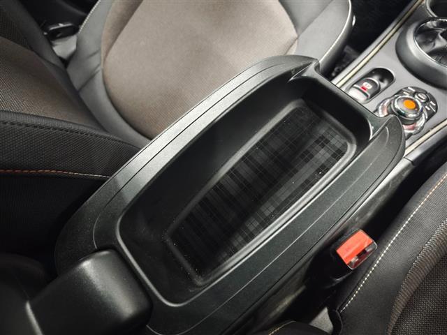 LIBERALAロイヤルコートは硬質なガラスコーティング層が深い艶を実現する新しいタイプのボディーコーティングです。