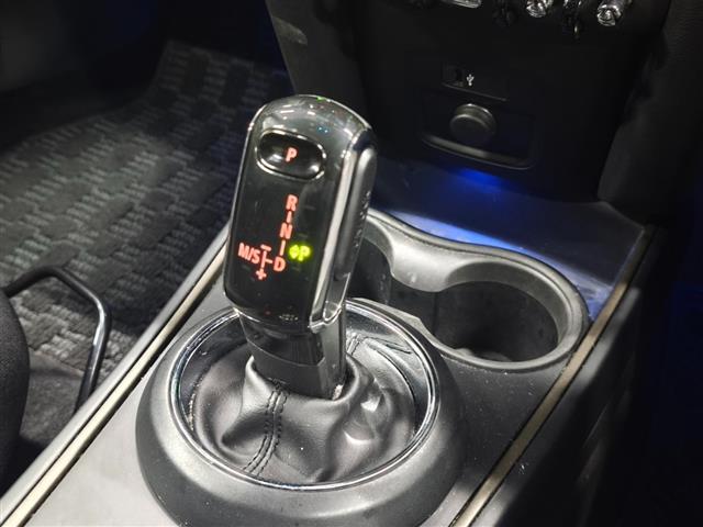 LIBERALAロイヤルコートは硬質なガラスコーティング層が深い艶を実現する新しいタイプのボディーコーティングです。