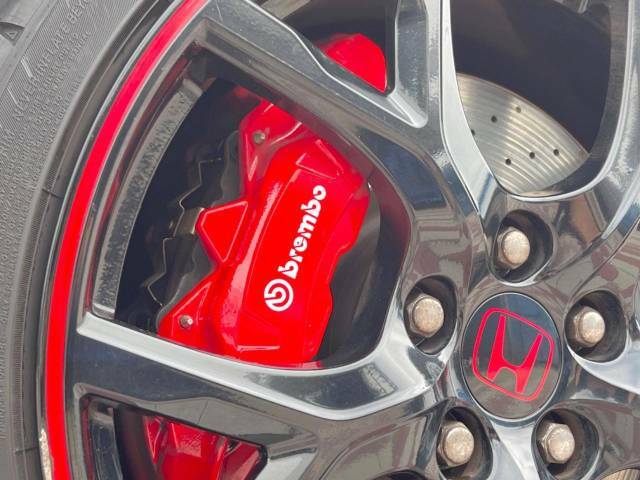 【brembo製キャリパー】ハイパワー車両には強力なブレーキが必須！世界のスーパーカーにも採用されてます、TypeRに似合う色鮮やかなREDキャリパーがスポーティな印象を引き立てます♪