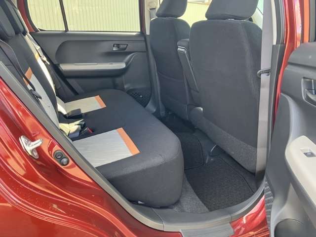 後部座席も意外とゆったりしています！落ち着いたデザインも良いですね！