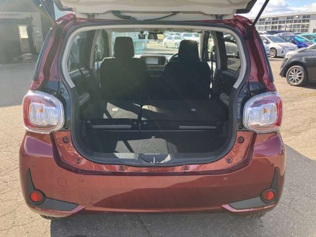 リヤシートを倒せば、さらに大きなお荷物が積めて大活躍します！