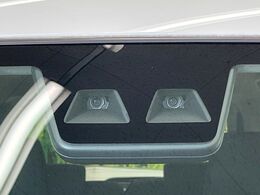 【スマートアシスト】走行中に前方の車両等を認識し、衝突しそうな時は警報とブレーキで衝突回避と被害軽減をアシスト。より安全にドライブをお楽しみいただけます。