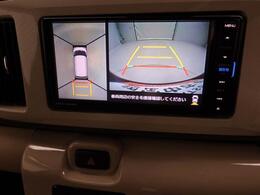 【パノラマモニター】上からの映像を表示。前後左右のカメラで合成し、運転席からの目視だけでは確認しにくい状況をリアルタイムで見晴らせます