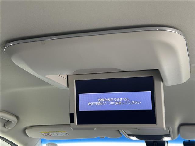 【後席モニター（フリップダウンモニター）】後部座席からも、DVDや映画、ライブ映像、YouTube動画など様々な動画が楽しめ、ドライブが退屈しません！