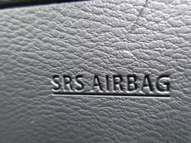 運転席にSRS二-エアバッグを採用　下肢の障害を軽減ことができます