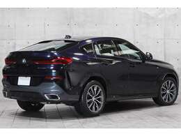 存在感のある大型ボディに、クーペスタイルになったデザイン、走りも快適性も申し分ない1台でございます。